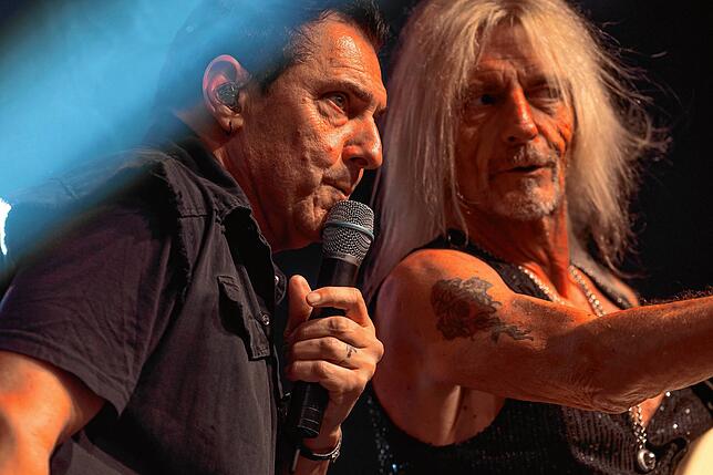 Axel Rudi Pell (rechts) und Sänger Johny Gioli beim Auftritt der Band im Milchwerk.