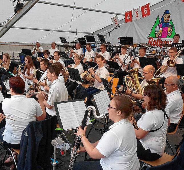 Das Schwyzertag-Wunschkonzert der Stadtmusik Tiengen im Festzelt (Bild von 2019) fällt dieses Jahr erneut aus. Stattdessen gibt das ...