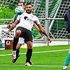 Vollblut-Fußballer: Weil die Leiste permanent zwickt, hat Justin Petretta (Mitte) sein Engagement als Spieler reduziert und gibt nun als ...