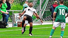 Vollblut-Fußballer: Weil die Leiste permanent zwickt, hat Justin Petretta (Mitte) sein Engagement als Spieler reduziert und gibt nun als ...