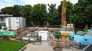 Der Landkreis Konstanz errichtet auf dem Areal an der Kasernenstraße, wo im ehemaligen Offizierskasino und in zwei Neubauten Flüchtlinge ...