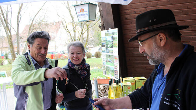 Auch regionale Produkte werden beim Osterbasar in Achdorf angeboten. Bild: Reiner Baltzer