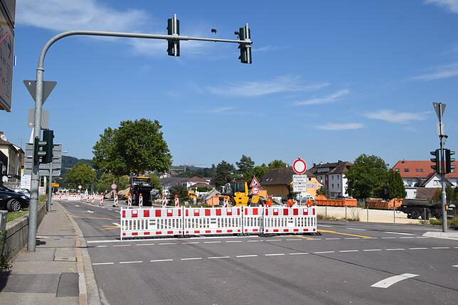 Durchfahrt verboten: Am Freitag und Samstag war die Heinrich-Fahr-Straße wegen Asphaltarbeiten voll gesperrt.