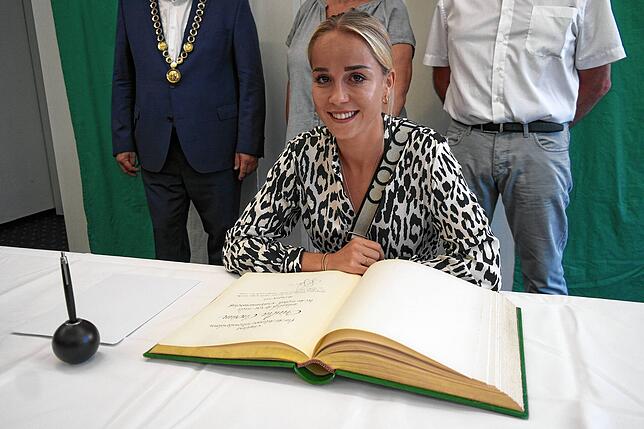 Eintrag ins Goldene Buch der Stadt Friedrichshafen: Giulia Gwinn stammt aus Ailingen und wurde für den Vize-Titel bei der ...