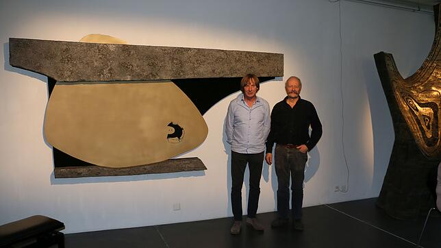 Sie waren am jüngsten Kunstwerk von Erwin Rehmann mitbeteiligt: Bildhauer Daniel Waldner (links) und Raumausstatter Felix Klingele.