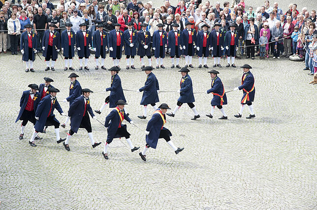 Die Uniformen sind im Gegensatz zu früheren Zeiten exakt gleich in Form und Farben. Gut sieht man auf diesem Bild, dass der Überlinger ...