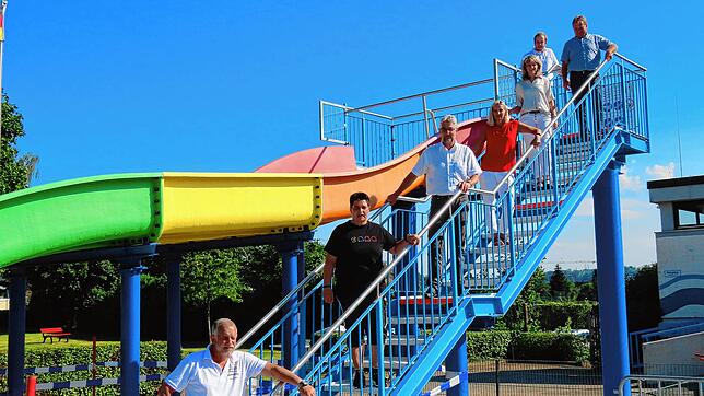Die Verantwortlichen der Stadtverwaltung haben am Donnerstagabend die neuen Regeln im Wehrer Freibad begutachtet (von links): die ...