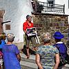 Ursula Gehringer nimmt bei der Stadtführung &bdquo;Tour de Städtle&ldquo; Besucher mit zu den Sehenswürdigkeiten Bräunlingens. Hier beim ...