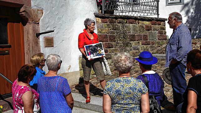 Ursula Gehringer nimmt bei der Stadtführung &bdquo;Tour de Städtle&ldquo; Besucher mit zu den Sehenswürdigkeiten Bräunlingens. Hier beim ...
