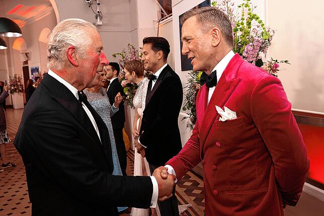 Der britische Prinz Charles (l), Prinz von Wales, spricht mit Daniel Craig, Schaupieler aus Großbritannien, bei seiner Ankunft zur ...