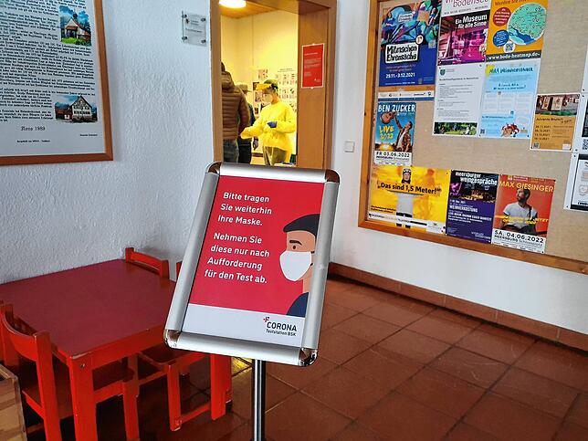 Ein Schild weist Besucher der Teststation im Daisendorfer Rathaus auf die Maskenpflicht hin.