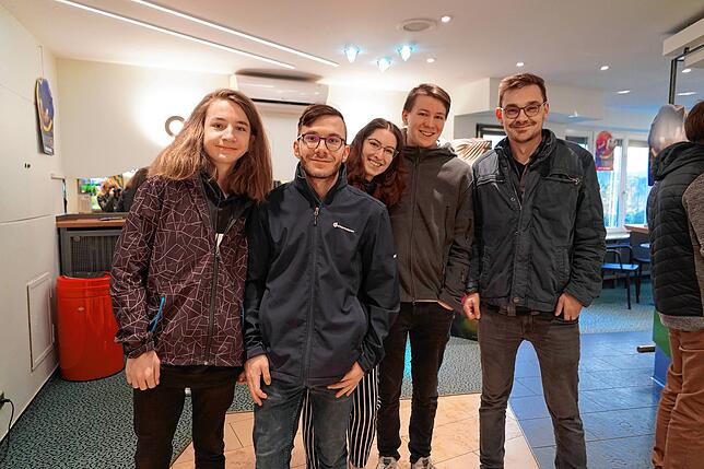 Endlich wieder Kino: Maurice, Tim, Katrin, Marcel und Nick aus Bonndorf (von links) sind schon gespannt auf die Enthüllung von ...