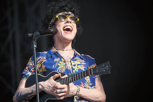 Bild 11: Southside 2022: Bilder vom Konzert von Sängerin LP am Samstag