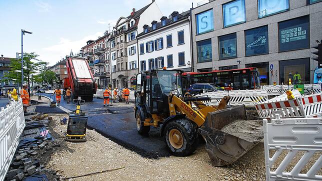 Die Bauarbeiten gehen zügig voran. In der Bodanstraße bis zum künftigen Lago-Kreisel wird die Straße gerade geteert.