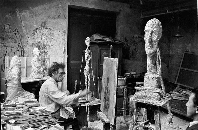 Ernst Scheidegger: Alberto Giacometti malt Isaku Yanaihara in seinem Pariser Atelier, 1959.