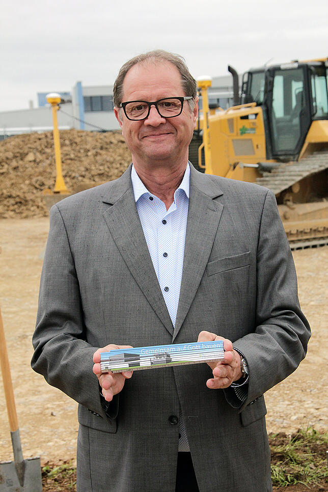 Oberbürgermeister Jürgen Roth freut sich über einen Meterstab mit der Aufschrift „Gemeinsam auf Gott bauen“, den die ...