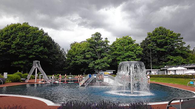 Nur wenige Badegäste kamen am ersten Saisontag ins Waldbad Bad Säckingen.