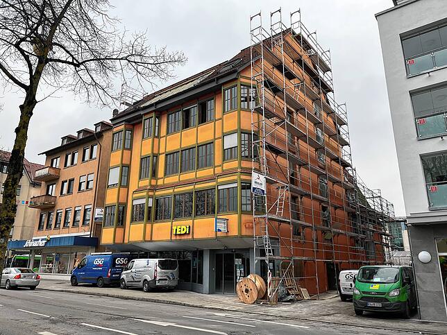 Das Haus neben dem Schinacher an der Friedrichstraße wird saniert. Auch das Gebäude sollte ursprünglich abgerissen werden.