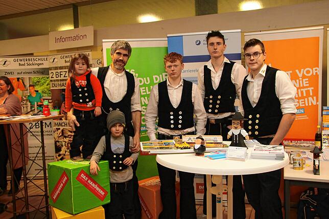Werbung für das Handwerk: Johannes Wiesler mit seinen Kindern Hilda und Anton, sowie die Auszubildenden Nico Gabriel, Jonah Kibellius ...