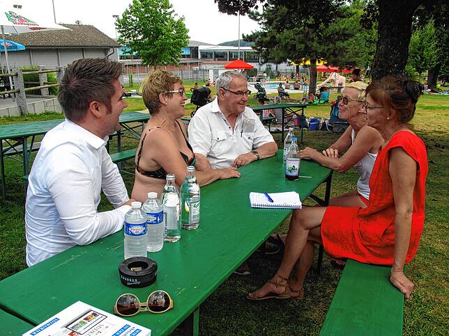 Bürgermeister Holger Mayer, Besucherin und Landwirtin Doris Buhl, Bademeisterin Rita Assire, Alt-Bürgermeister Franz Moser und Birgit ...