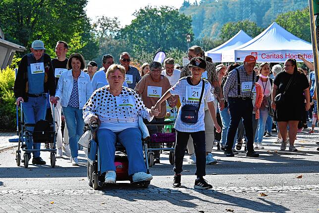 Paarweise Hand-in-Hand liefen Menschen mit und ohne Behinderung durch Gurtweil und freuten sich über diese tolle Begegnungsfest.