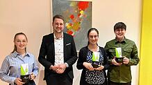 Bürgermeister Patrick Haas (Zweiter von links) ehrt die besten Auszubildenden bei einer kleinen Feier (von links): Vera Gaigl, Monja ...
