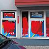 So sehen die Schaufenster des AfD-Büros in der Färberstraße nach der Farbattacke aus.