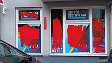 So sehen die Schaufenster des AfD-Büros in der Färberstraße nach der Farbattacke aus.