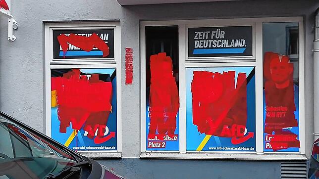 So sehen die Schaufenster des AfD-Büros in der Färberstraße nach der Farbattacke aus.