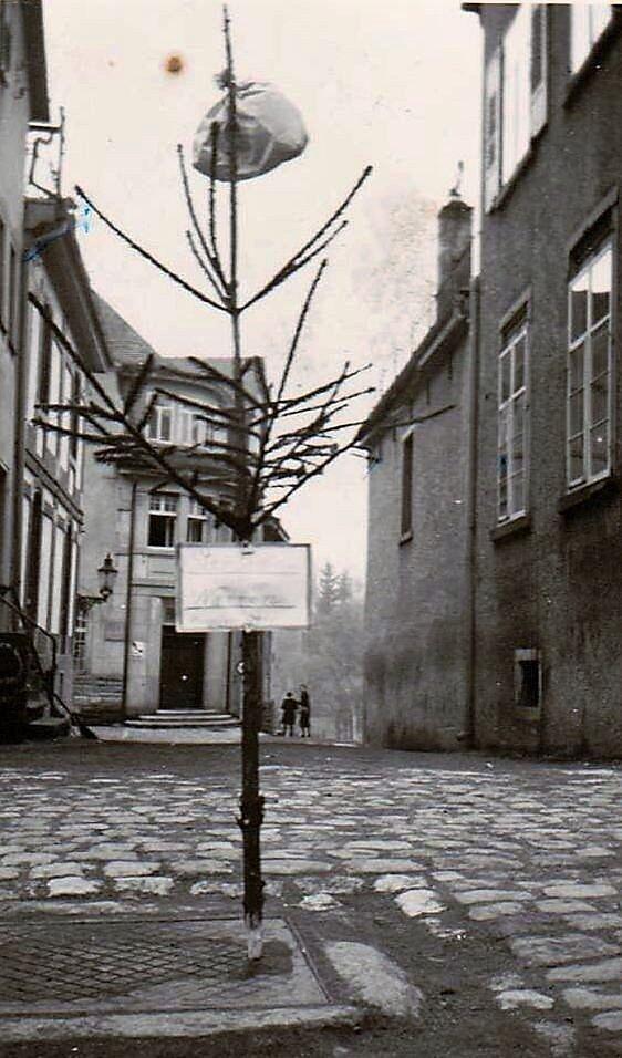 Der 1940 heimlich aufgestellte Baum stellt den stillen Widerstand der Zimmererer gegen das Verbot der Fasnacht dar.
