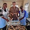 Andreas Ullrich (Mitte) mit seiner Spezialität – der Bratwurst. Seit zwölf Jahren produziert der Metzger vom Bodensee Fleisch- und ...