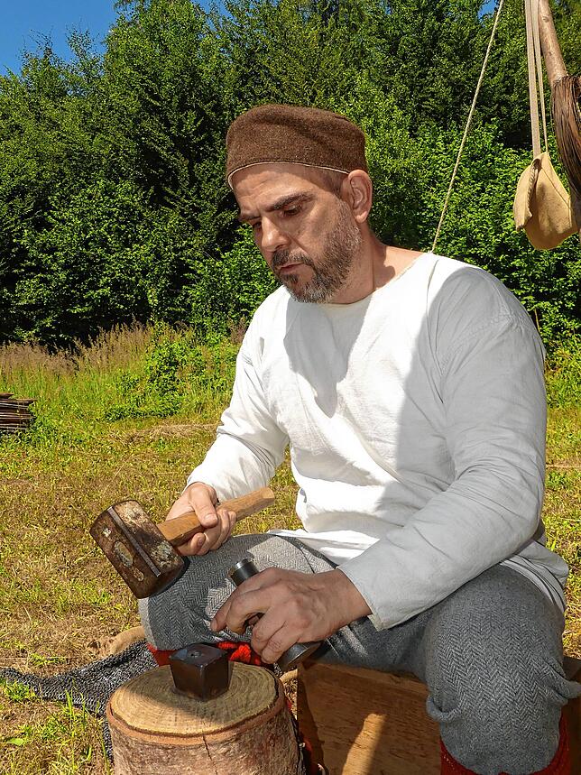 Bild 11: Zeitreise auf dem Campus Galli: Living-History-Gruppen zeigen Leben im Mittelalter