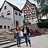 Michelle Zandona (links) und Katharina Pfaff vom Tourismusamt stellten auf dem Kelnhofplatz in Bräunlingen das neue Sommerprogramm vor. ...
