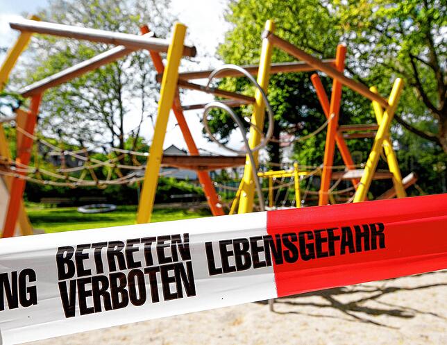 Abgesperrte Spielplätze sind bald Geschichte, in Baden-Württemberg öffnen sie am Dienstag wieder.