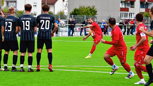 Mustafa Akgün vom SV Jestetten (Mitte) sorgte an diesem Spieltag für eine kuriose Szene.
