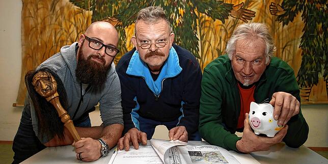 Ein Blick auf die Bücher und das Sparschwein (von links): Zunftmeister Frederic Huff, Oberdilldappenfänger Peter Kopp und Betriebsleiter ...