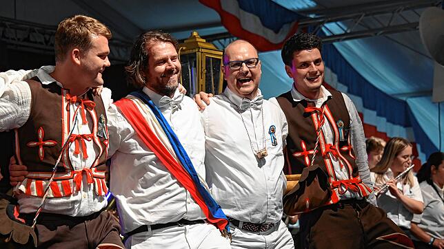 Bockgewinner Oliver Novak (Zweiter von links) freut sich gemeinsam mit Altgeselle Mario Schleith, Bockgötti Markus Roth und Zunftmeister ...