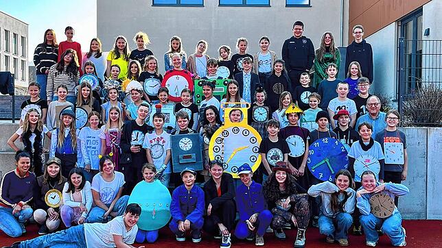 Mehr als 100 Mitwirkende des Musicals „Ausgetickt? – Die Stunde der Uhren“ proben fleißig für die Aufführungen im März. Bild: ...