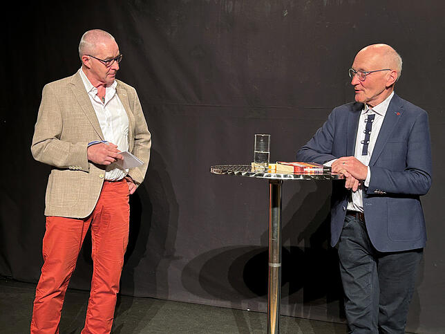 Martin Willi (links) vom Leitungsteam des grenzüberschreitenden Kulturstipendiums stellte den neuen Burgschreiber Knut Diers (rechts) vor.
