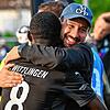 Am Ziel: Trainer Fabio Muto (rechts) herzt Lamin Colley. Der FC Wittlingen ist Meister und steigt nach drei Jahren wieder in die ...