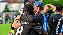 Am Ziel: Trainer Fabio Muto (rechts) herzt Lamin Colley. Der FC Wittlingen ist Meister und steigt nach drei Jahren wieder in die ...