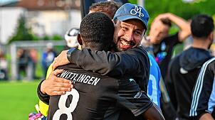 Am Ziel: Trainer Fabio Muto (rechts) herzt Lamin Colley. Der FC Wittlingen ist Meister und steigt nach drei Jahren wieder in die ...