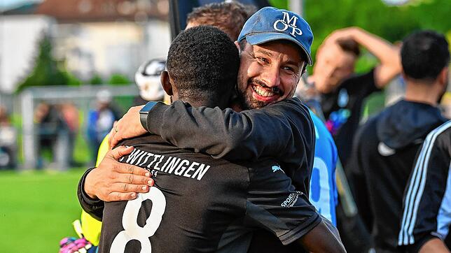 Am Ziel: Trainer Fabio Muto (rechts) herzt Lamin Colley. Der FC Wittlingen ist Meister und steigt nach drei Jahren wieder in die ...