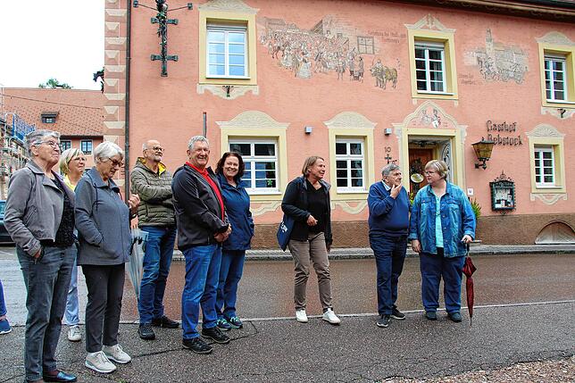 Interessierte Bürger trafen sich vor dem Brunnen am Rathaus. Foto: