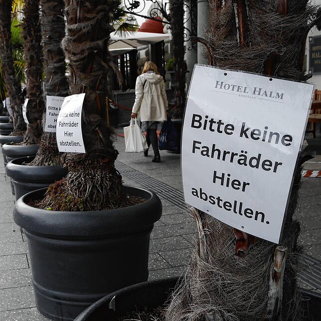 Manch Gastronom wehrt sich gegen die Fülle abgestellter Räder.