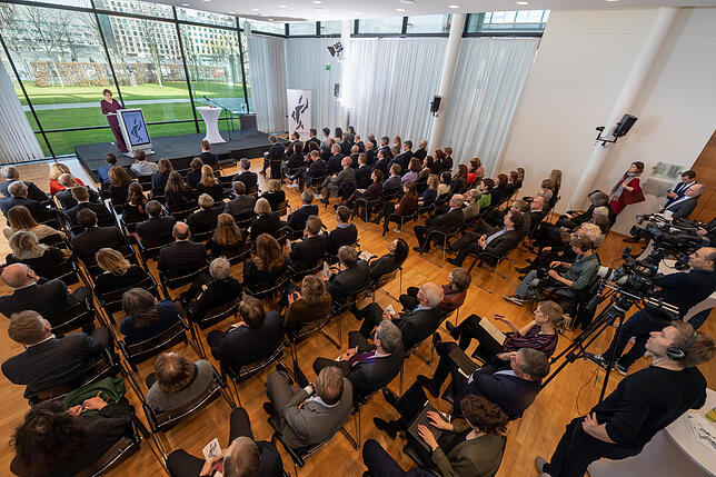 Elke Büdenbender lobt in ihrer Laudatio in Berlin das Ehepaar Ladenburger für ihre lebenszugewandte Einstellung.