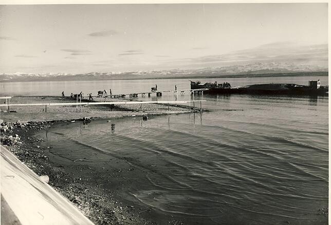 Durch Aufschüttungen wird dem Bodensee quasi ein Stück Land für das Strandbad abgerungen. Diese Aufnahme entstand 1933. Fertiggestellt ...
