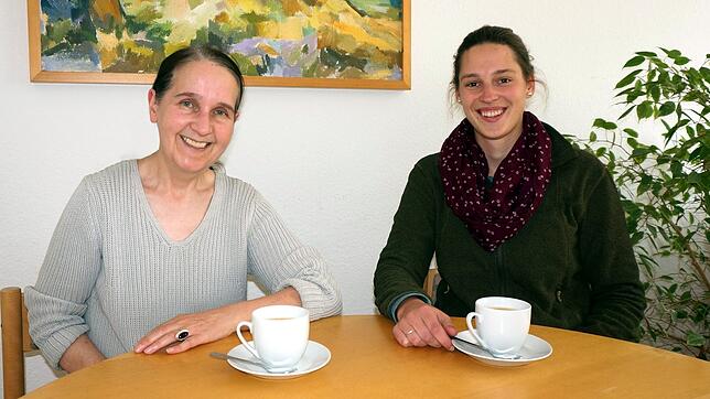 Elena Kummer (rechts) unterhält sich mit unserer Mitarbeiterin Ursula Freudig über ihre Aufgaben als Borkenkäfermanagerin des ...