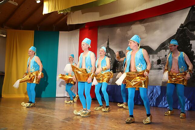 Phallussymbol oder Öllampe? Das Kostüm beim Männerballett ließ Fragen offen.