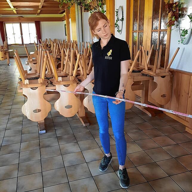 Leila Ulus misst den Mindestabstand von 1,50 Meter ab.